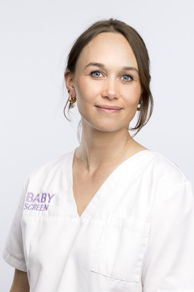 Porträtt på Felicia Fagerstedt, Barnmorska på Babyscreen i Göteborg, mot ljusgrå bakgrund.