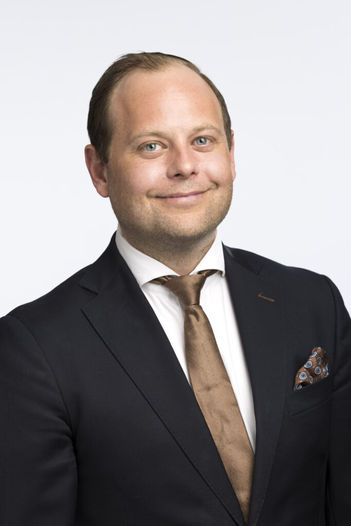 Porträtt på Robin Svedung, operativ chef på Babyscreen, mot ljusgrå bakgrund. Fotograf: Kristin Lidell.