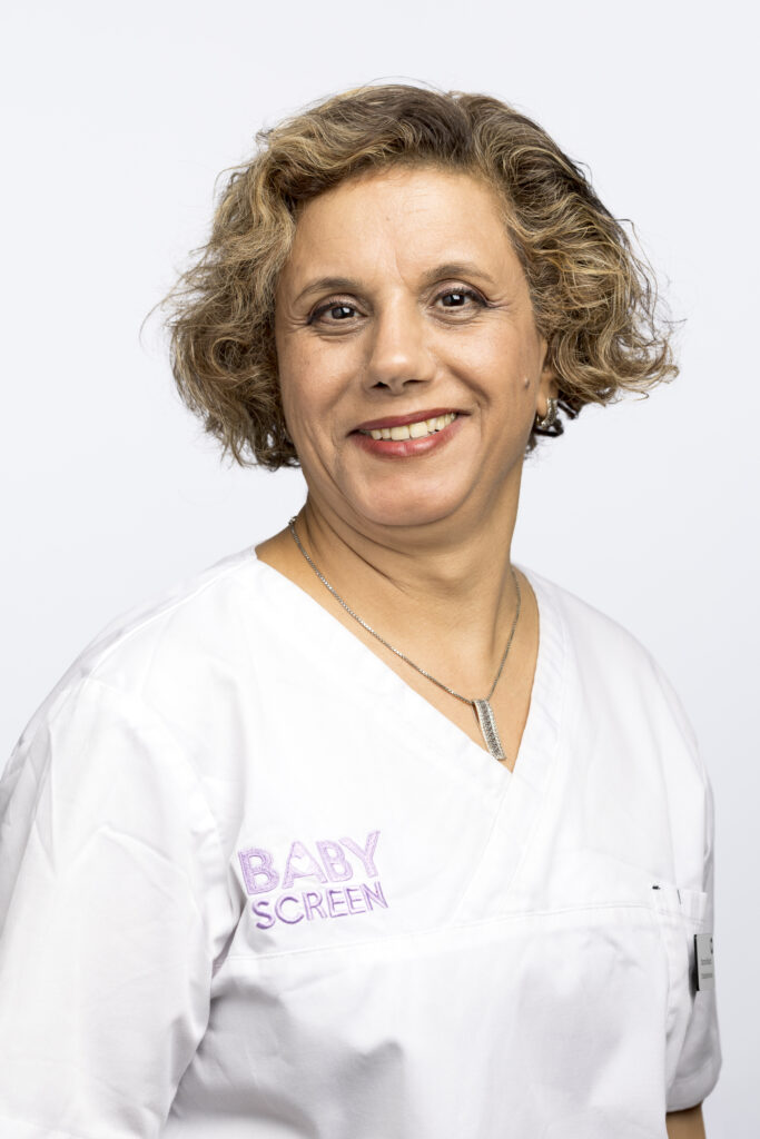 Porträtt på Maryam Shekarin, ultraljudsbarnmorska på Babyscreen, mot ljusgrå bakgrund. Fotograf: Kristin Lidell.