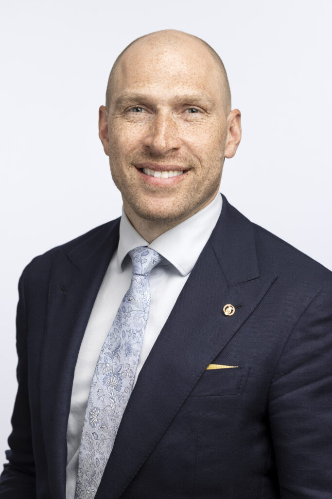 Porträtt på Simon Pålsson, verksamhetschef på Babyscreen, mot ljusgrå bakgrund. Fotograf: Kristin Lidell.