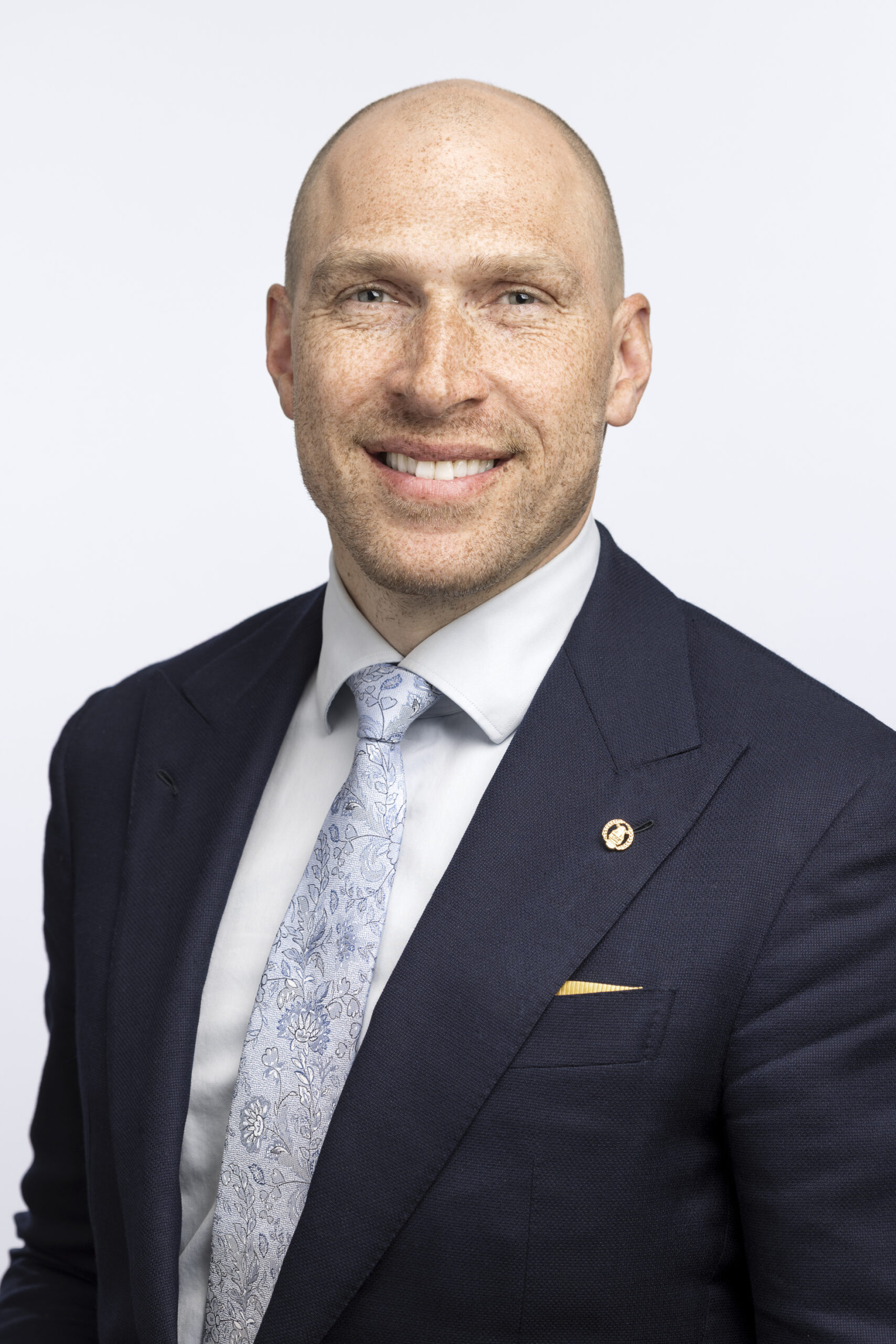 Porträtt på Simon Pålsson, verksamhetschef på Babyscreen, mot ljusgrå bakgrund. Fotograf: Kristin Lidell.